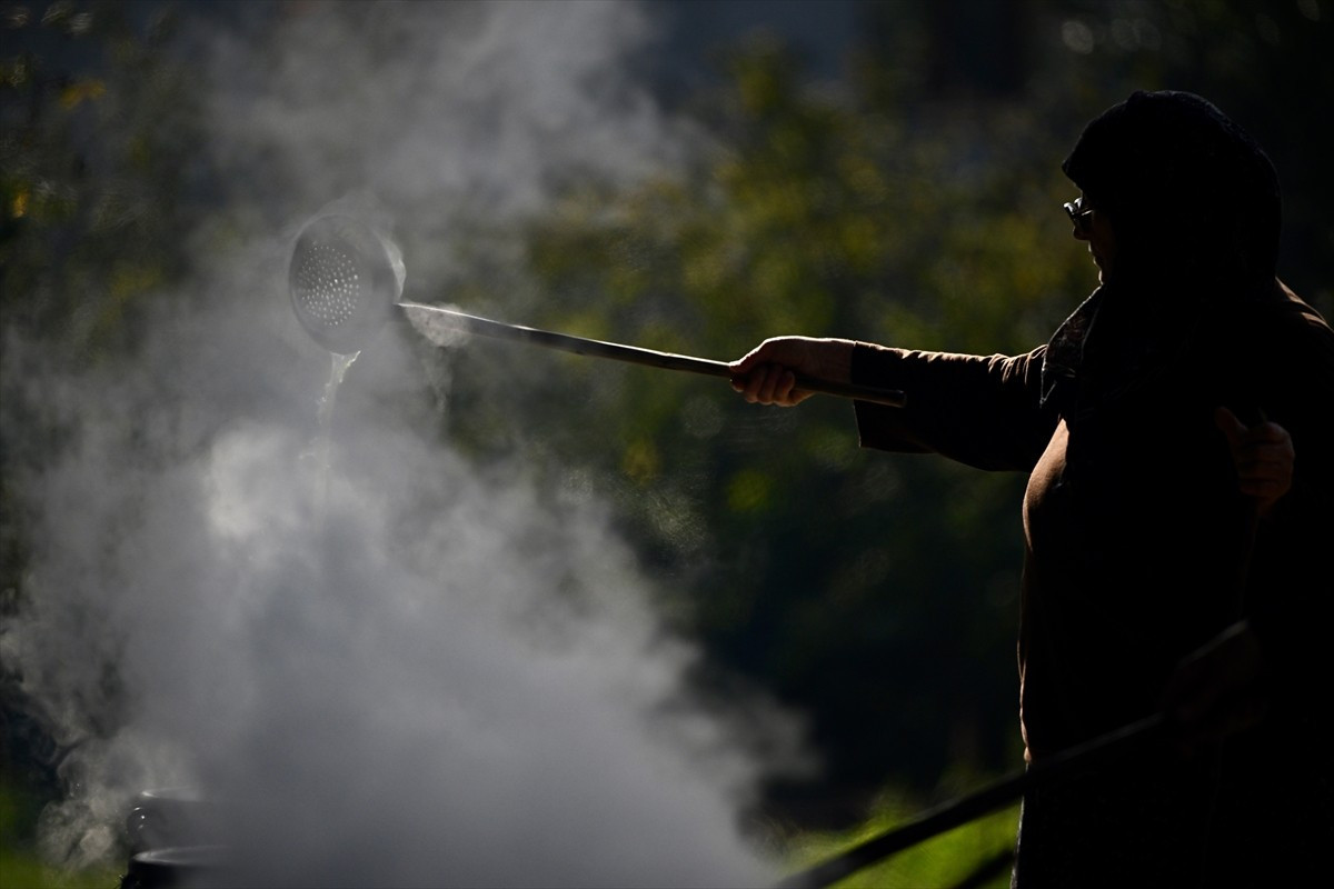Düzce'nin Çilimli ilçesinde aldığı devlet desteğiyle 20 dönüme ektiği şeker kamışından pekmez...
