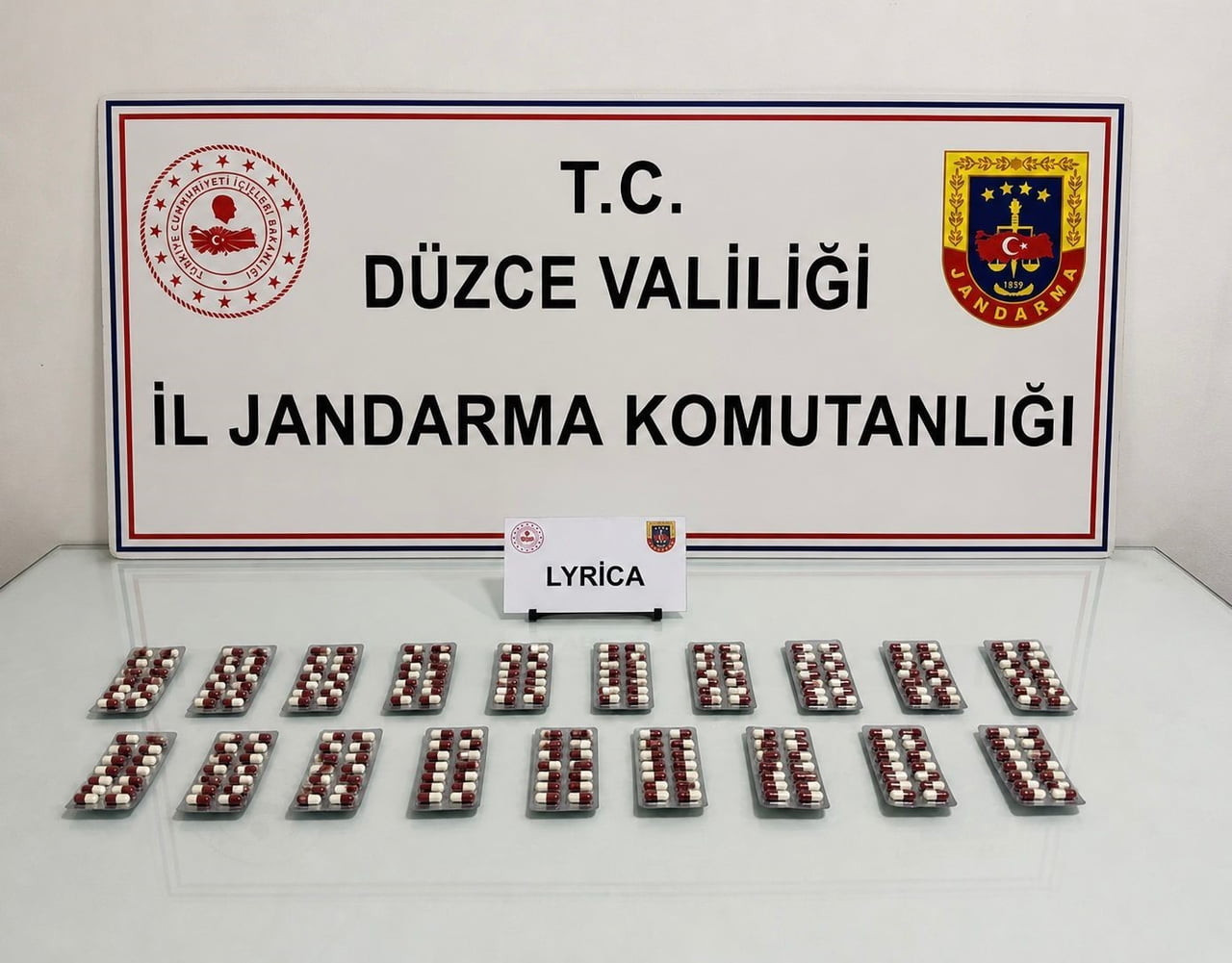DÜZCE'NİN ÇİLİMLİ İLÇESİNDE JANDARMA EKİPLERİNCE TAKİBE ALINARAK DURDURULAN BİR ARAÇTA 266...