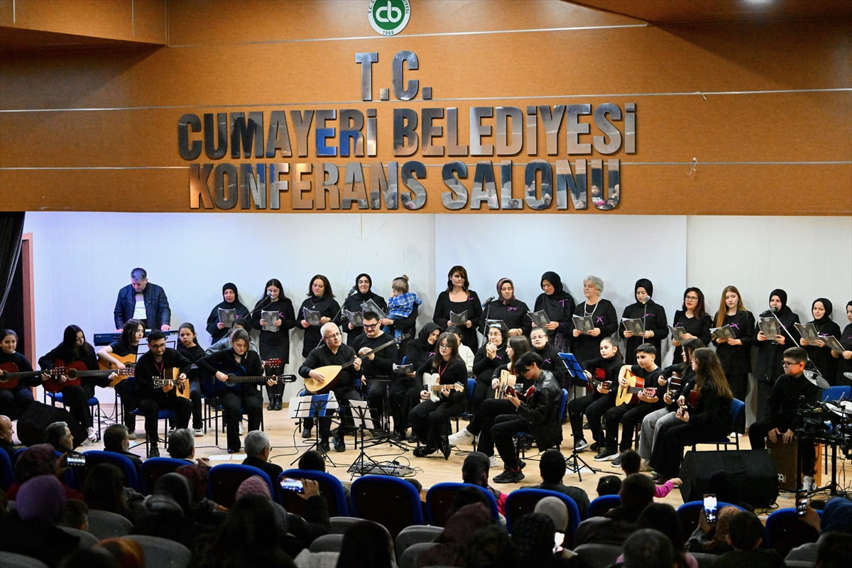Düzce'nin Cumayeri ilçesinde belediye başkanı, kursiyer kadınlar, özel bireyler ile gençler...
