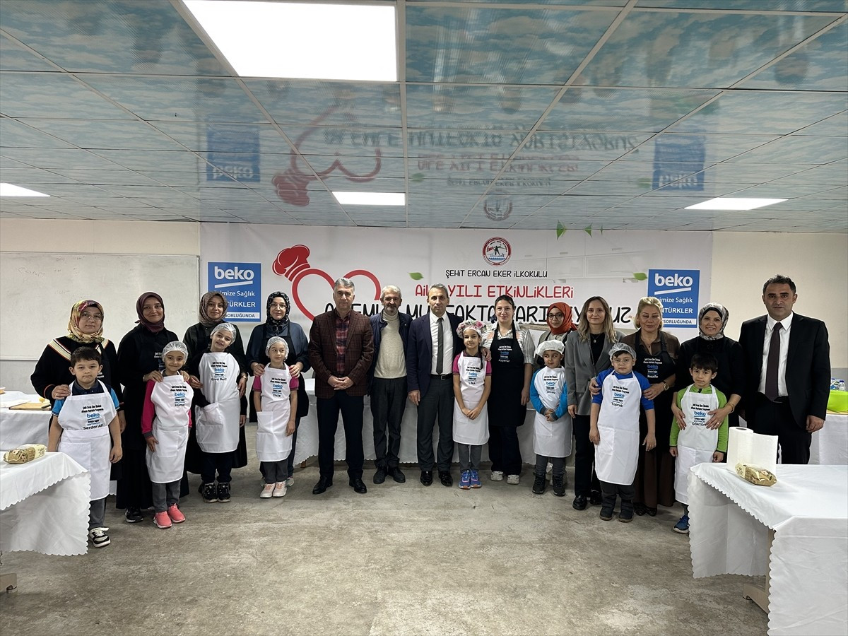 Düzce'nin Gölyaka ilçesinde düzenlenen yemek yarışmasında ilkokul öğrencileri ve anneleri mutfakta...