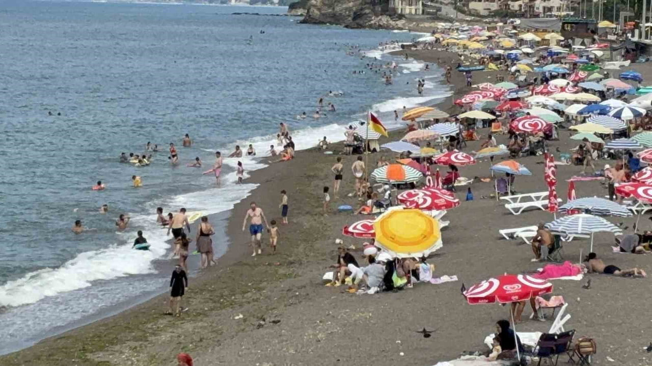 DÜZCE'NİN KARADENİZ'E AÇILAN KAPISI KONUMUNDAKİ AKÇAKOCA İLÇESİNDE, SICAK HAVANIN TADINI ÇIKARMAK...