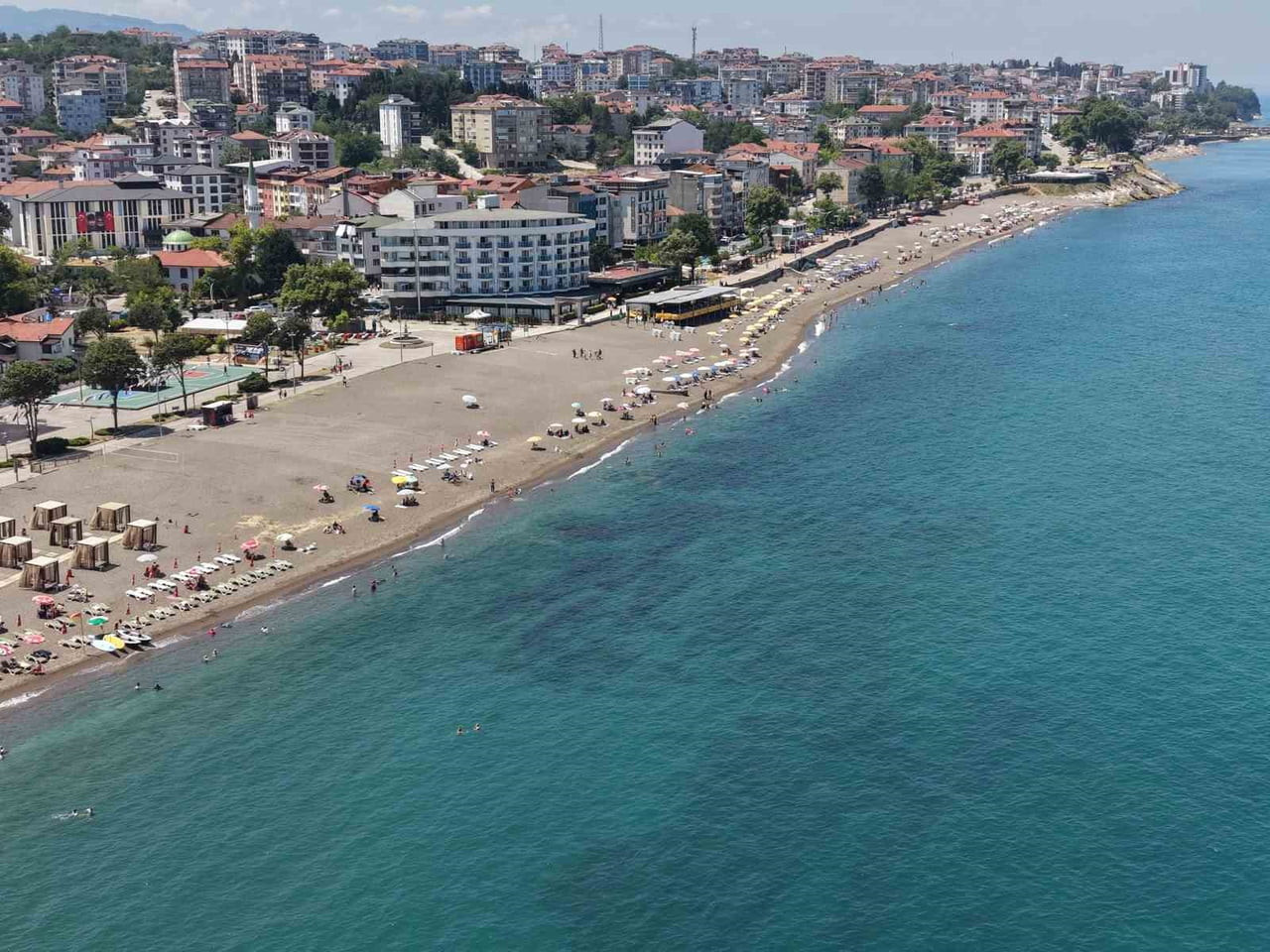 DÜZCE'NİN KARADENİZ'E KIYISI BULUNAN AKÇAKOCA İLÇESİNDE HAVA SICAKLIĞININ 37,1 DERECEYE...