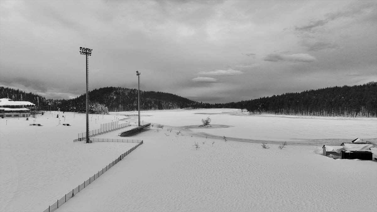 Düzce'nin Kaynaşlı ilçesinde doğal güzellikleriyle bilinen Topuk Yaylası Göleti, buzla kaplandı....