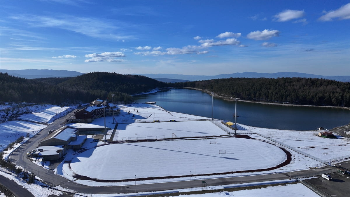 Düzce'nin Kaynaşlı ilçesinde doğal güzellikleriyle bilinen Topuk Yaylası, kar yağışının ardından...