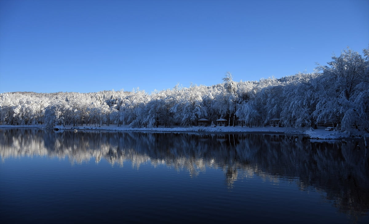 Düzce'nin Kaynaşlı ilçesinde kar yağışının ardından Korugöl Tabiat Parkı beyaza...