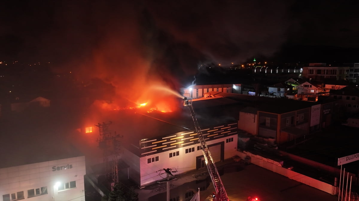 Düzce'nin Kaynaşlı ilçesinde strafor fabrikasında çıkan yangına ekipler müdahale ediyor.