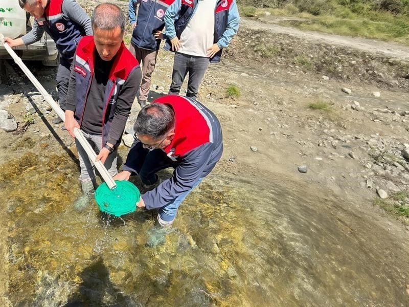 DÜZCE'NİN YIĞILCA İLÇESİNDE BALIK POPÜLASYONUNUN ARTTIRILMASI İÇİN DERE VE AKARSULARA 50 BİN ADET...