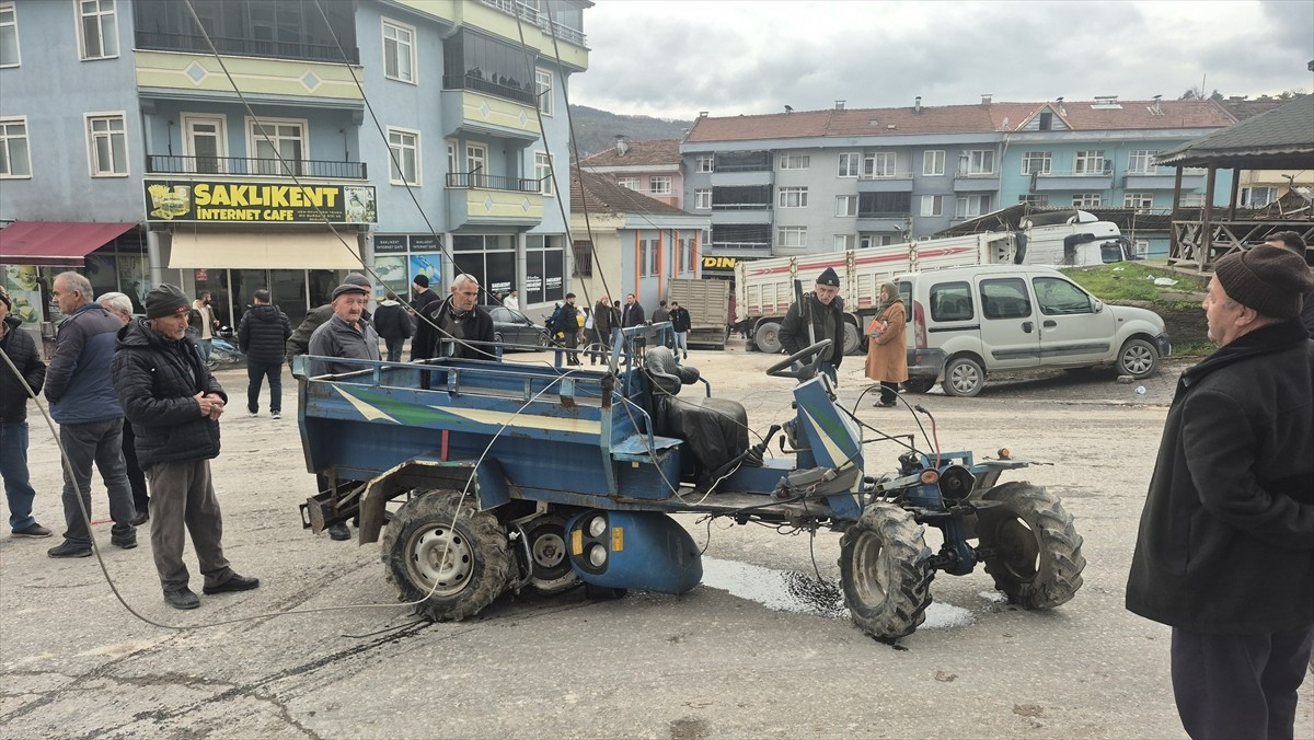 Düzce'nin Yığılca ilçesinde freni boşalan tır, park halindeki 4 araca hasar verdikten sonra bir...