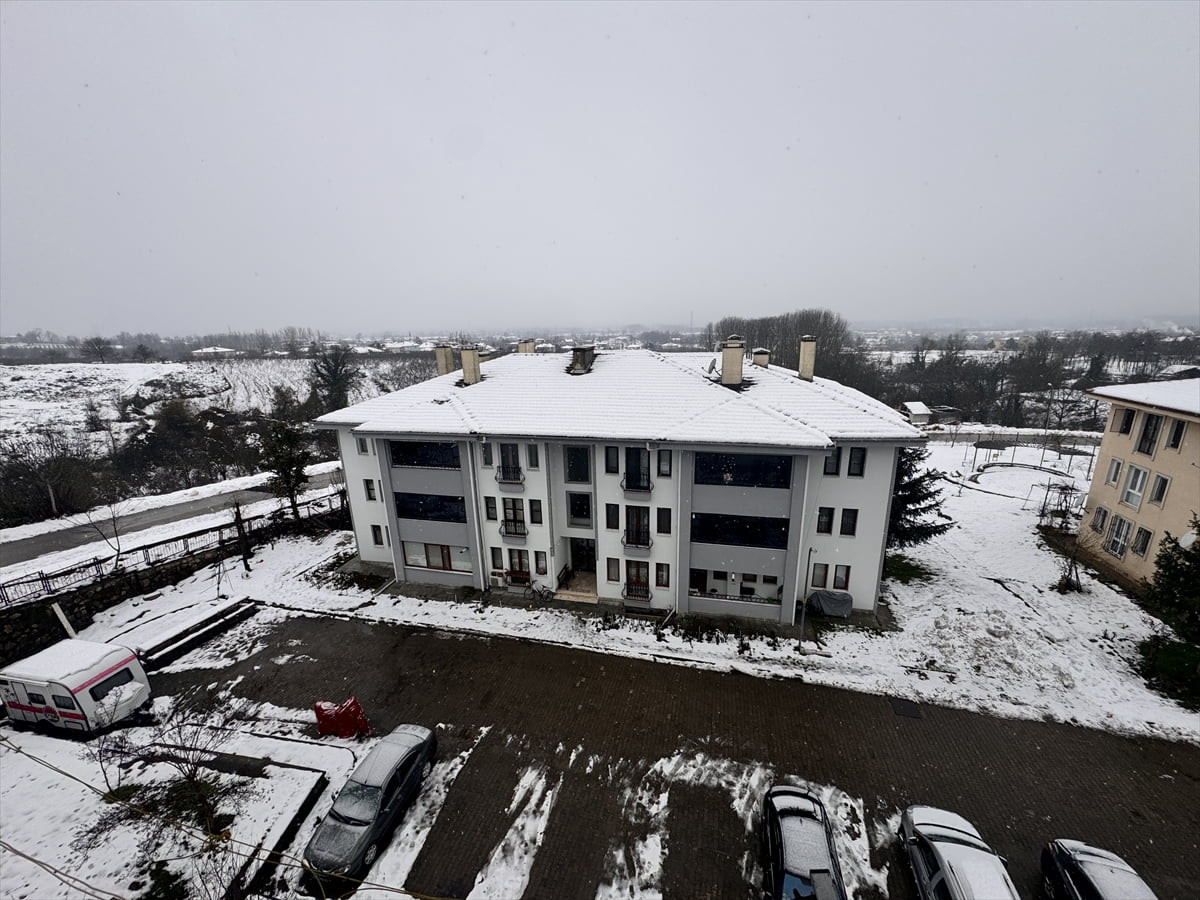 Düzce'nin yüksek kesimlerinde kalan Kalıcı Konutlar bölgesinde kar yağışı etkili oldu. 