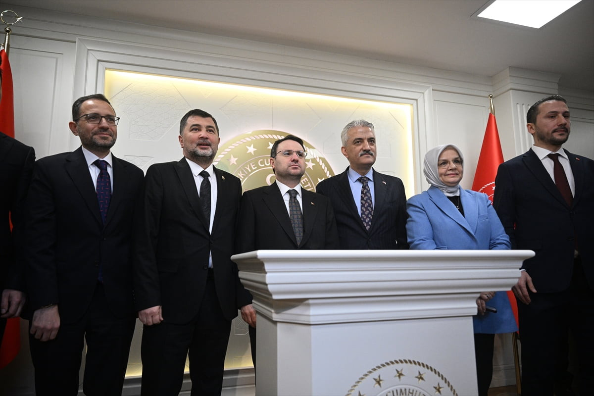 Düzce'ye gelen Adalet Bakanı Akın Gürlek (sol 3), Valiliğe ziyarette bulundu. Gürlek, Valilik...