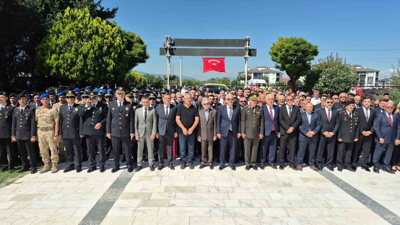 DÜZCE’DE, 15 TEMMUZ DEMOKRASİ VE MİLLİ BİRLİK GÜNÜ'NÜN 10. YIL DÖNÜMÜ DOLAYISIYLA ŞEHİTLİKTE...