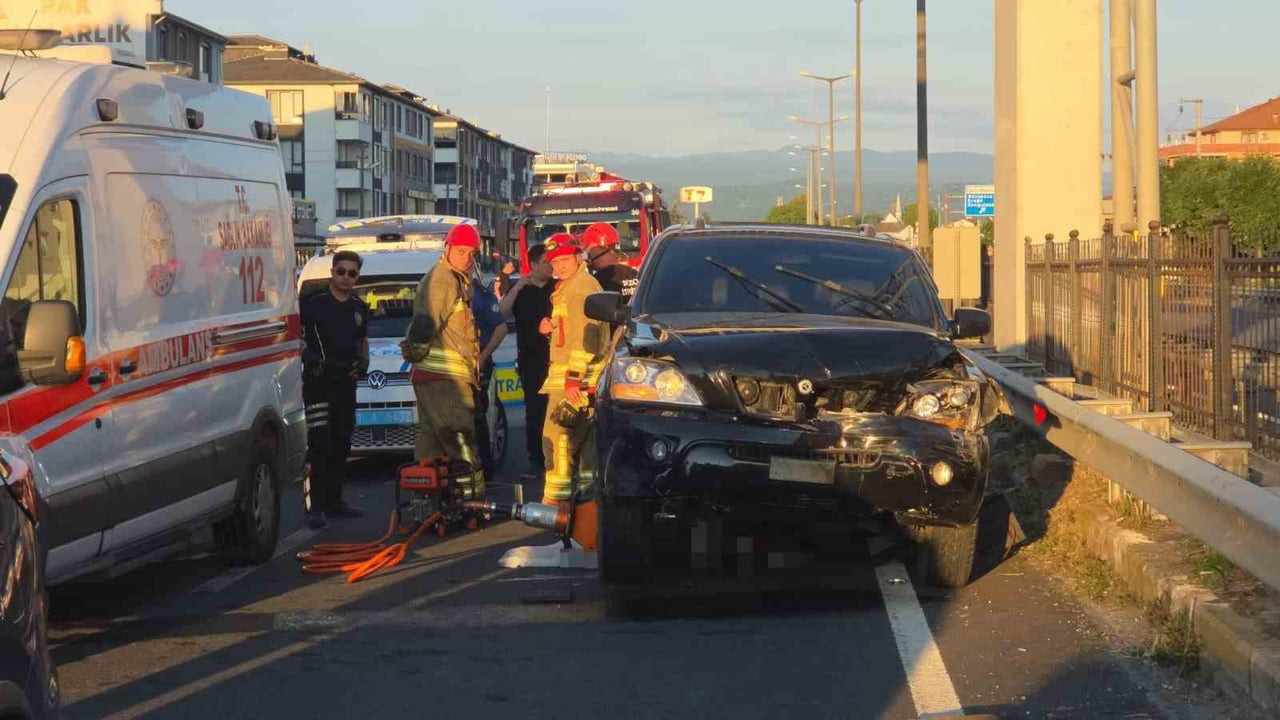 DÜZCE’DE 2 ARAÇ VE 1 MOTOSİKLETİN KARIŞTIĞI ZİNCİRLEME TRAFİK KAZASINDA 1 KİŞİ ÖLDÜ 1 KİŞİ...
