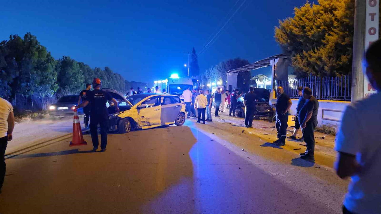 DÜZCE’DE AYDIPINAR CADDESİ ÜZERİNDE BULUNAN BİR DÜĞÜN SALONU ÖNÜNDE İKİ OTOMOBİLİN ÇARPIŞMASI...