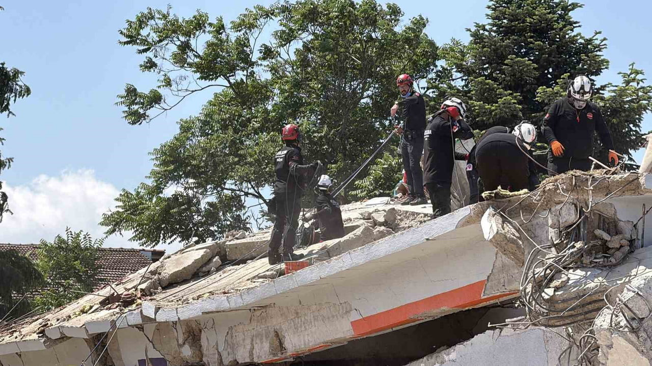DÜZCE’DE BÖLGESEL DEPREM TATBİKATI GERÇEKLEŞTİRİLDİ. 9 İLİN KATILDIĞI TATBİKATTA 4 ENKAZDA ARAMA...