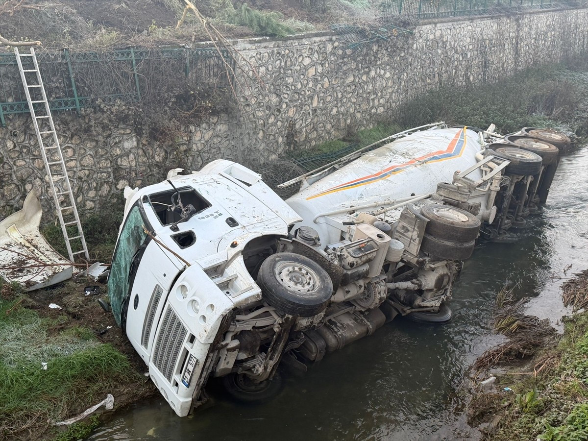 Düzce’de dereye devrilen toz çimento yüklü silobasın sürücüsü yaralandı.