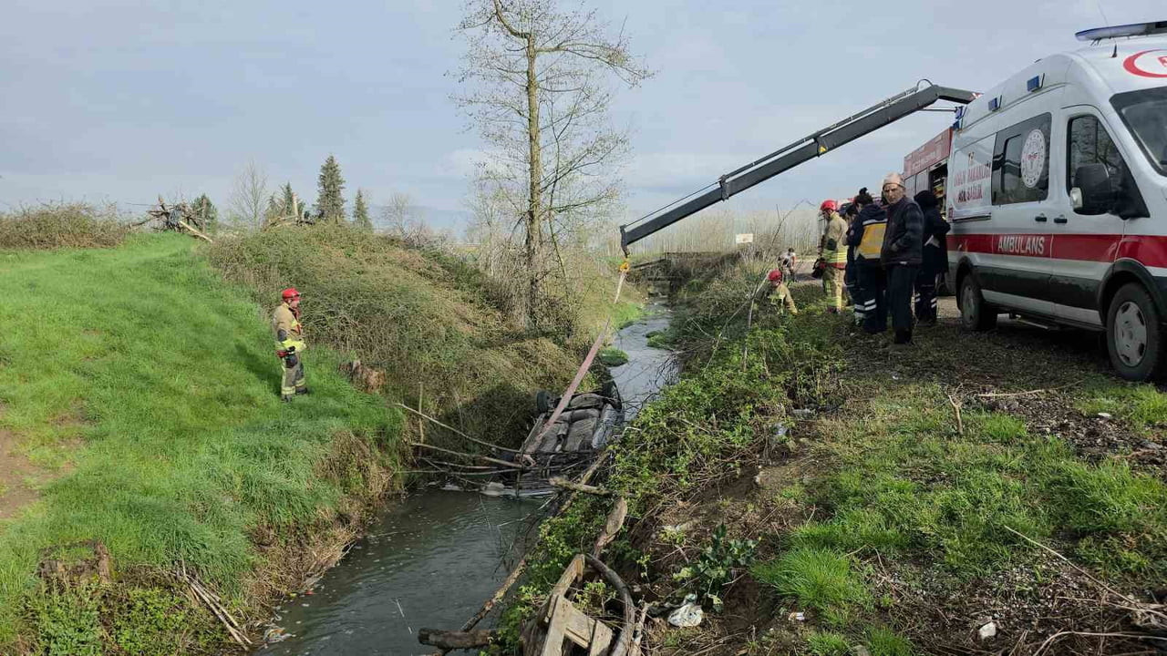DÜZCE’DE GECE SAATLERİNDE DEREYE YUVARLANDIĞI TAHMİN EDİLEN OTOMOBİL, SABAH SAATLERİNDE FARK...