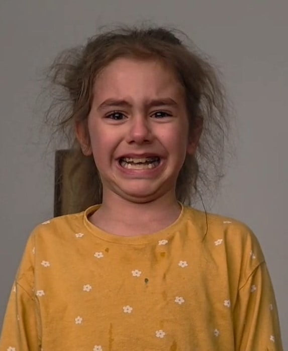 DÜZCE’DE KÜÇÜK BİR KIZ ÇOCUĞU İSTİKLAL MARŞI’NI OKURKEN DUYGULANARAK AĞLADI. KÜÇÜK KIZ ‘SAVAŞTA...