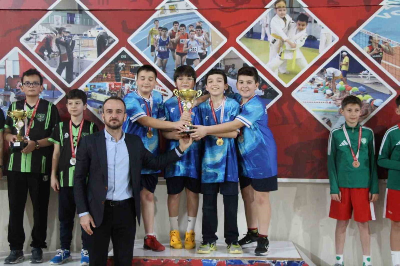 DÜZCE’DE MASA TENİSİ MÜSABAKALARINDA KIZLARDA İLHAMİ REYHAN TURAN ORTAOKULU, ERKEKLERDE İSE SU...