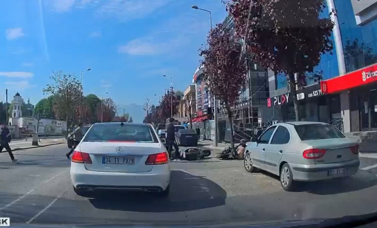 DÜZCE’DE MEYDANA GELEN KAZADA, İKİ MOTOSİKLET ÇARPIŞTI. KAZAZEDE MOTOSİKLET SÜRÜCÜLERİNDEN BİRİ...