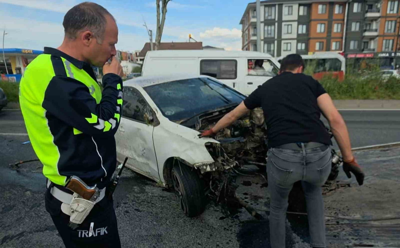 DÜZCE’DE MEYDANA GELEN KAZADA, KARAYOLUNDA BULUNAN ORTA REFÜJÜN BETONLARINA VE AĞAÇLARA ÇARPAN...