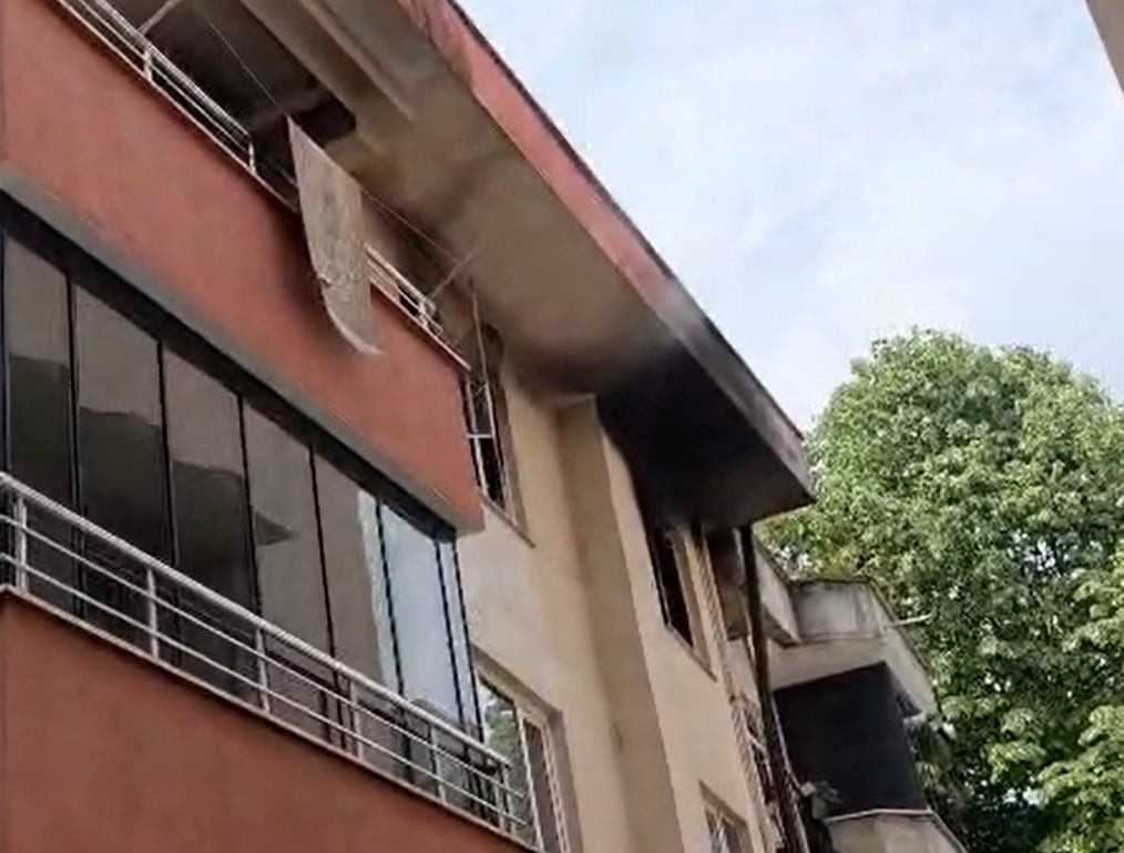 DÜZCE’DE MEYDANA GELEN YANGINDA, BİR BİNADAKİ DAİREDE BAŞLAYAN YANGIN KISA SÜREDE TÜM ODAYI SARDI....