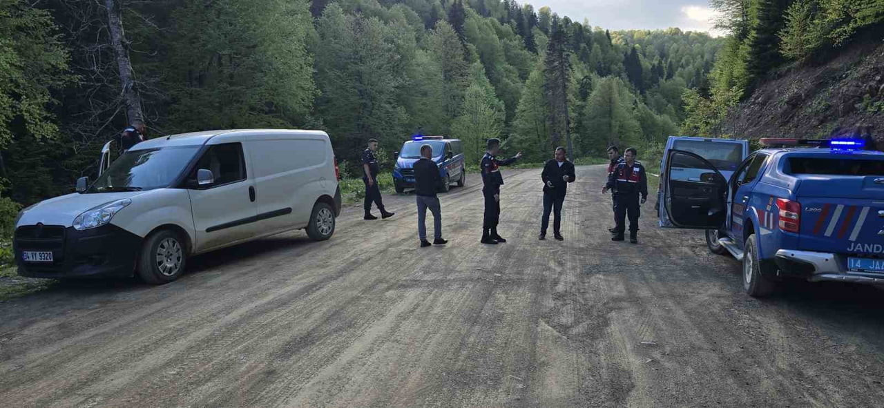 DÜZCE’DE SAMANDERE KÖYÜ İLE SİNEKLİ YAYLASI ARASINDA BULUNAN YOLDA ERKEK CESEDİ BULUNDU.