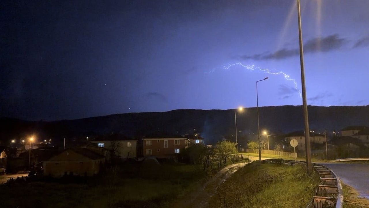 Düzce'de Şimşeklerin Ardından Büyüleyici Dolunay