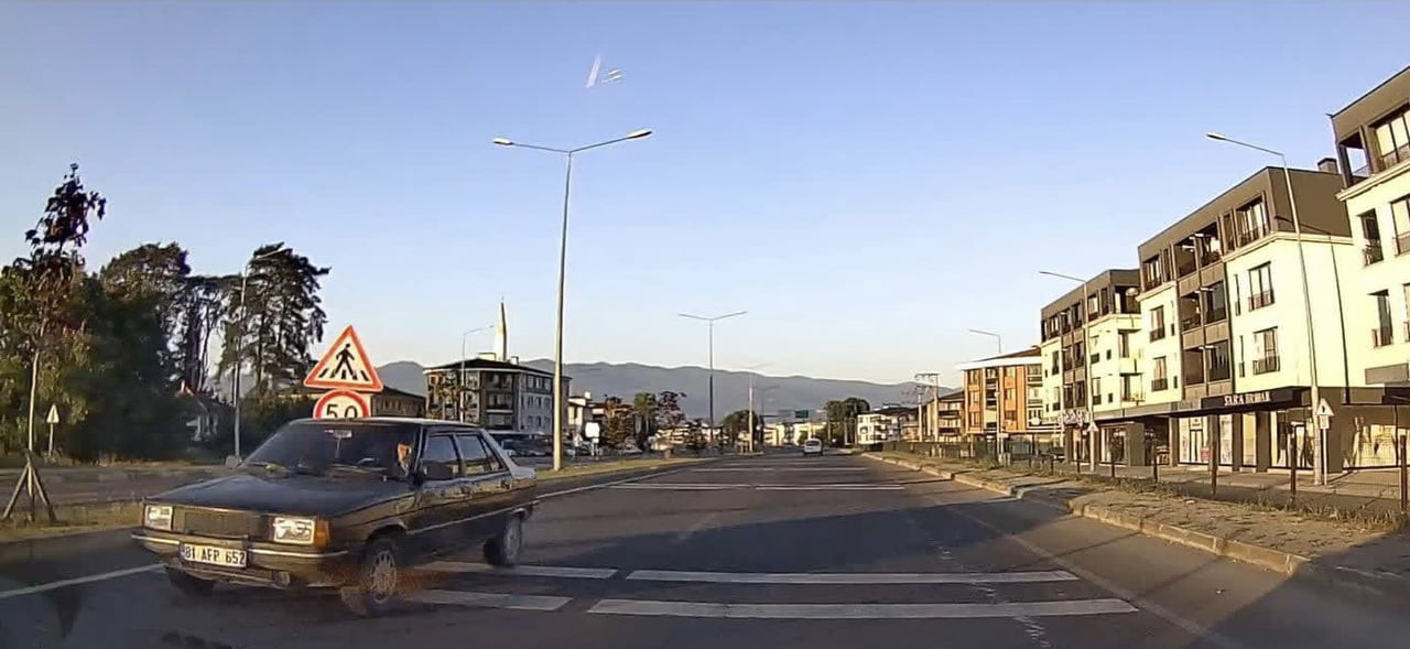 DÜZCE’DE TERS ŞERİTTEN İLERLEYEREK KAZAYA SEBEBİYET VEREN SÜRÜCÜYE 90 BİN LİRA CEZA...