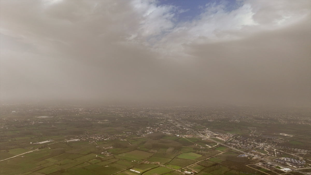 Düzce’de toz taşınımının etkisi dronla görüntülendi.