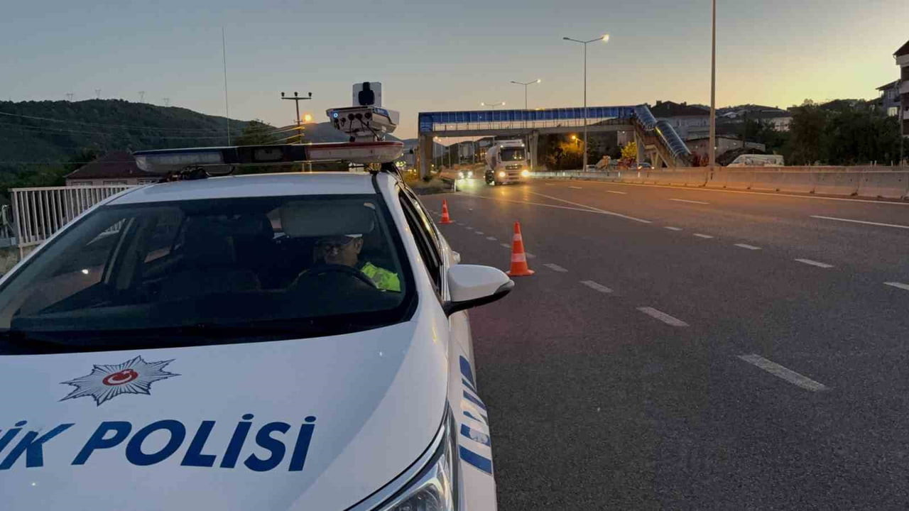 DÜZCE’DE TRAFİK DENETİMİ YAPAN POLİS VE JANDARMA EKİPLERİ KURAL TANIMAYAN SÜRÜCÜLERE GEÇİT...