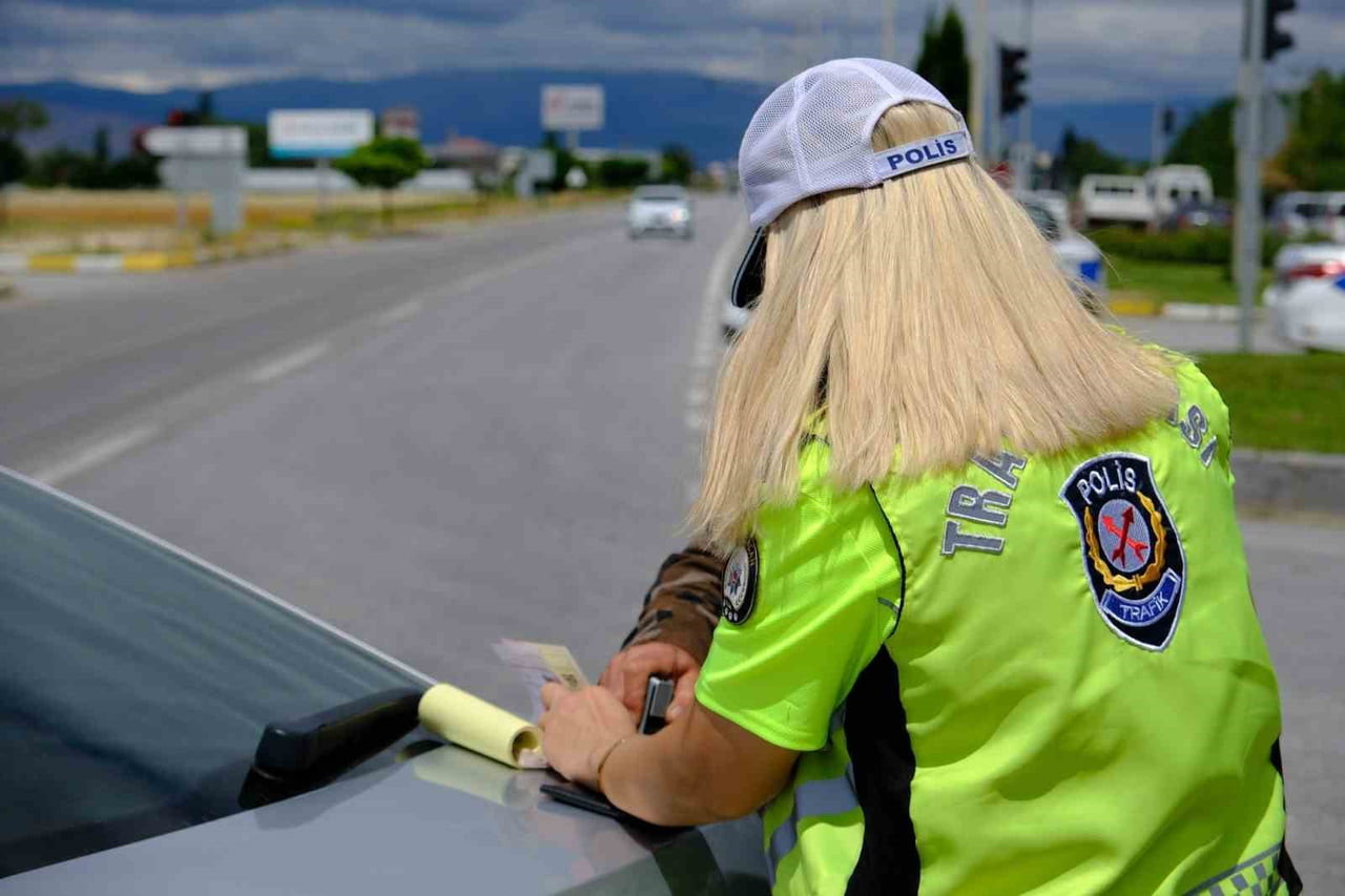 DÜZCE’DE TRAFİK DENETİMİ YAPAN POLİS VE JANDARMA EKİPLERİ KURAL TANIMAYAN SÜRÜCÜLERE GEÇİT...