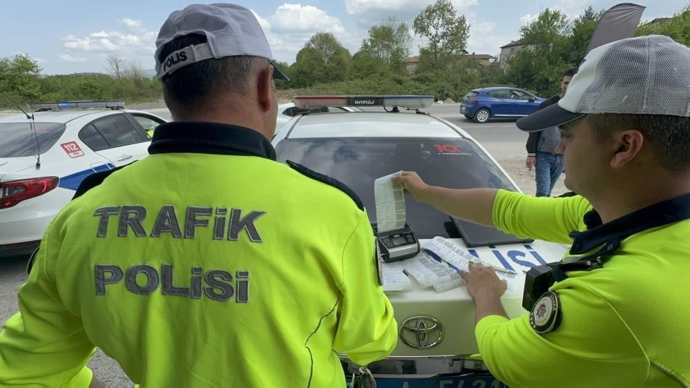 DÜZCE’DE TRAFİK DENETİMİ YAPAN POLİS VE JANDARMA EKİPLERİ KURAL TANIMAYAN SÜRÜCÜLERE GEÇİT...