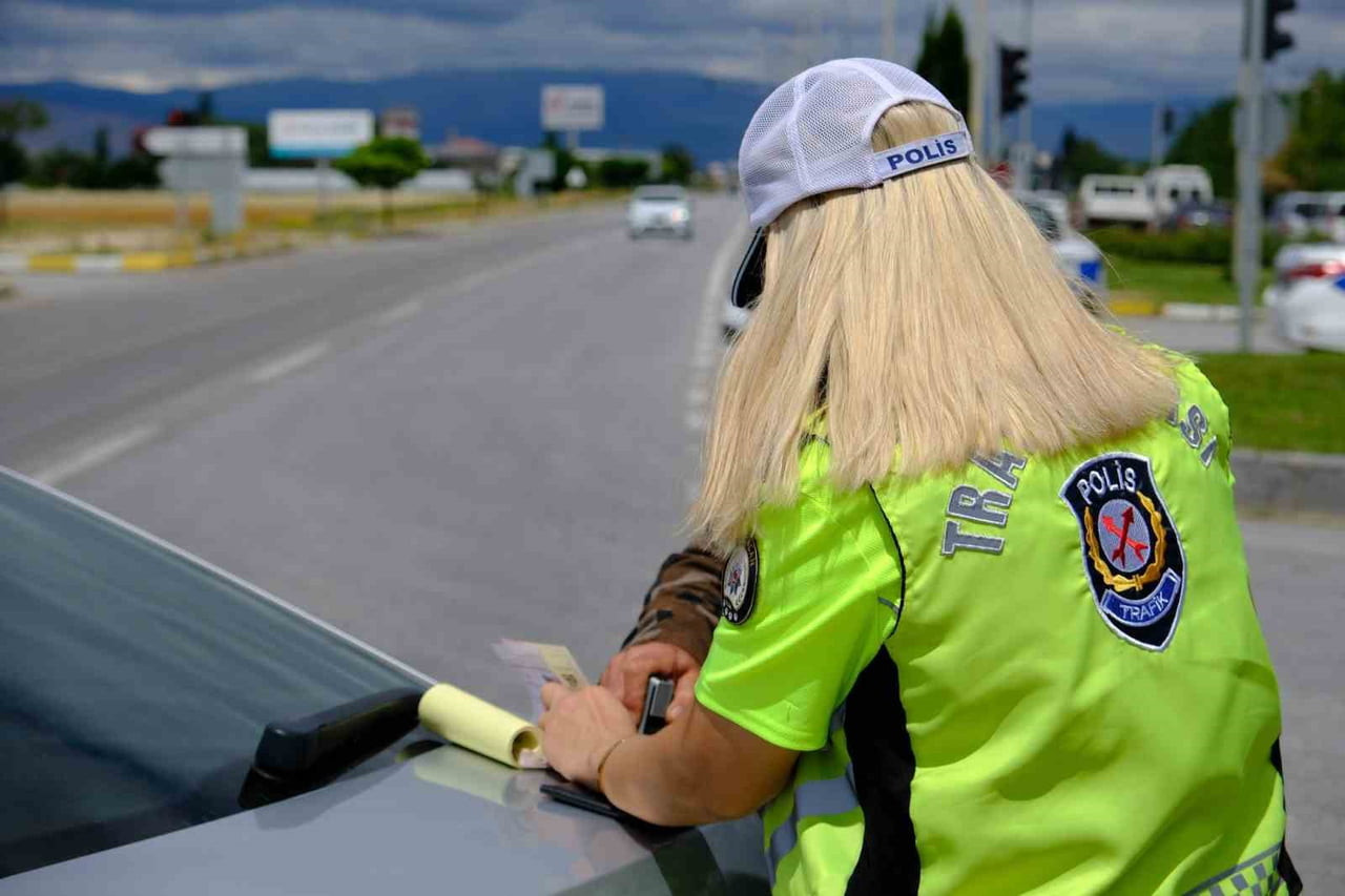 DÜZCE’DE TRAFİK EKİPLERİ KURAL TANIMAYAN SÜRÜCÜLERE GEÇİT VERMİYOR. 6-12 TEMMUZ 2026 TARİHLERİ...