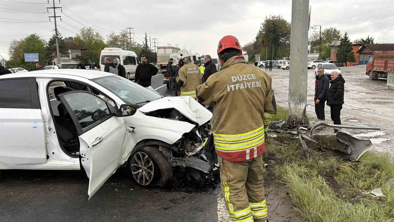 DÜZCE’DE YAĞIŞ SEBEBİ İLE KAYGANLAŞAN YOLDA DİREKSİYON HAKİMİYETİNİ KAYBEDEN OTOMOBİL, EDS...