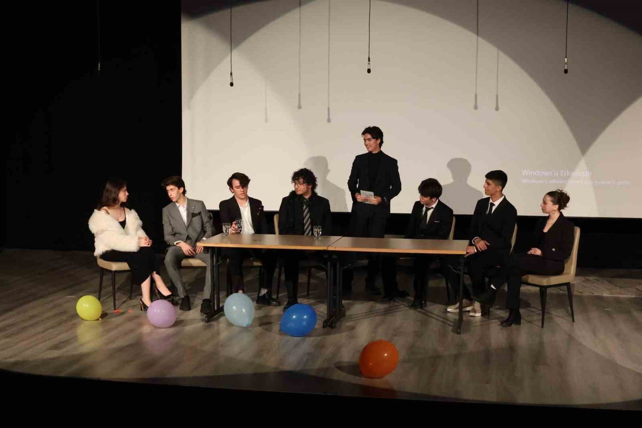 DÜZCE’DE YAPILAN GENÇLER ARASI KÜLTÜR VE SANAT YARIŞMASINDA GENÇLER HÜNERLERİNİ...