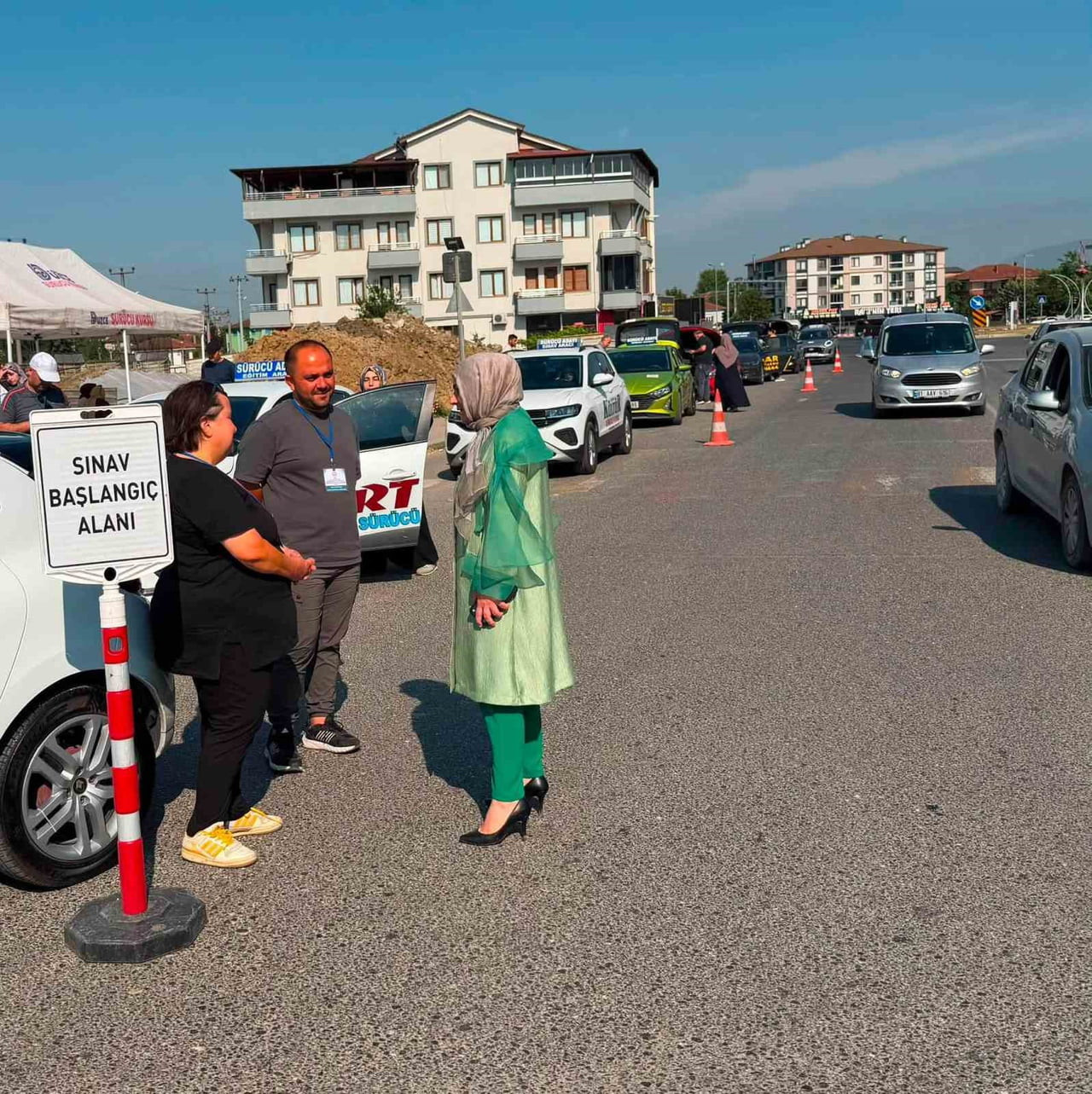 DÜZCE’DE YAZILI SINAVI GEÇEN SÜRÜCÜ ADAYLARI DİREKSİYON SINAVINDA TER DÖKTÜ. MİLLİ EĞİTİM MÜDÜRÜ...