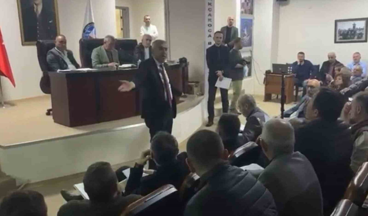 DÜZCE’NİN AKÇAKOCA BELEDİYESİ MECLİS TOPLANTISINDA CHP’Lİ BELEDİYE BAŞKANI FİKRET ALBAYRAK...