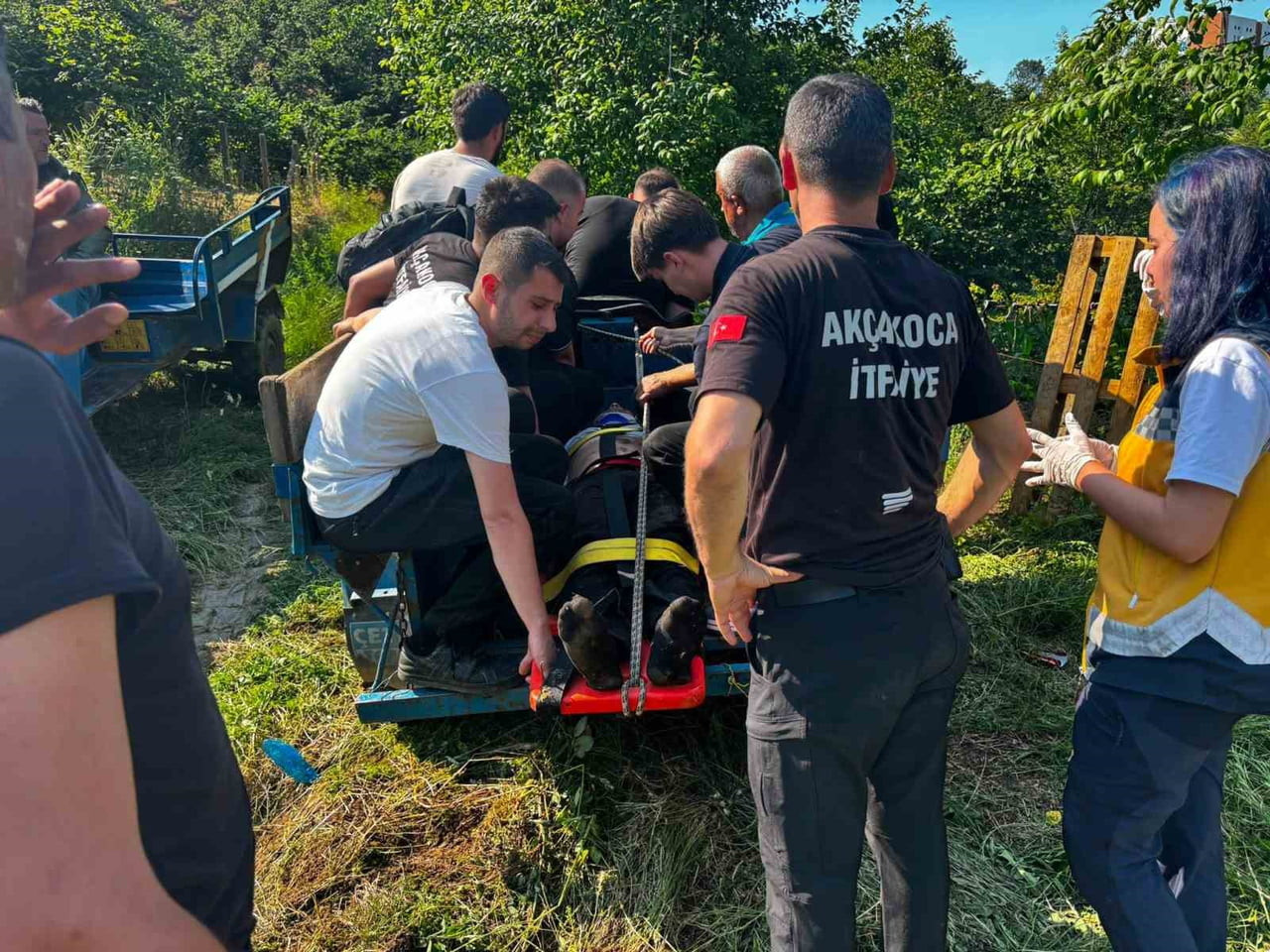 DÜZCE’NİN AKÇAKOCA İLÇESİNDE MEYDANA GELEN TRAFİK KAZASINDA TRAKTÖR SÜRÜCÜSÜ...