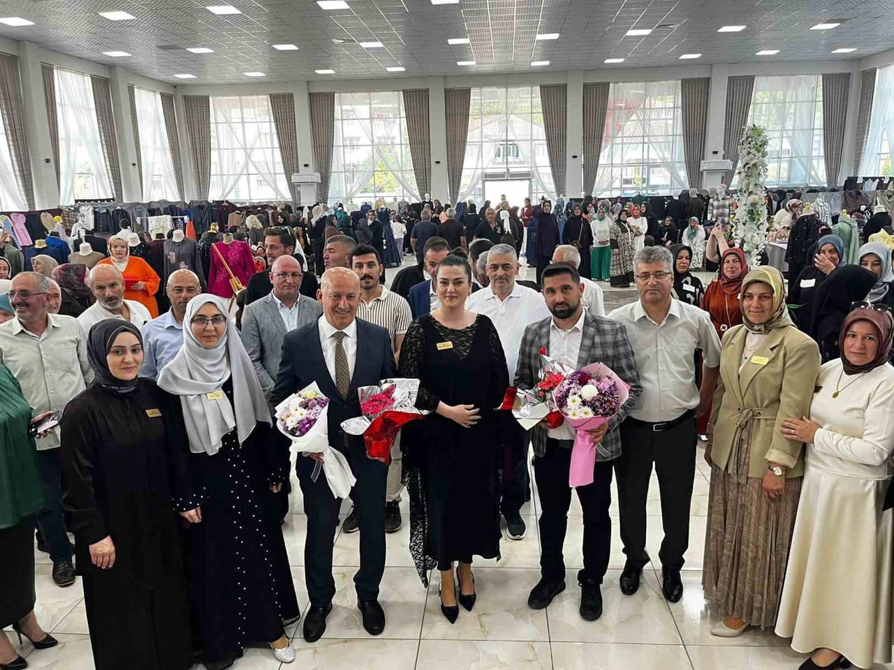 DÜZCE’NİN BOĞAZİÇİ BELDESİNDE GERÇEKLEŞTİRİLEN GİYİM ÜRETİM KURSLARI YIL SONU SERGİSİNDE...