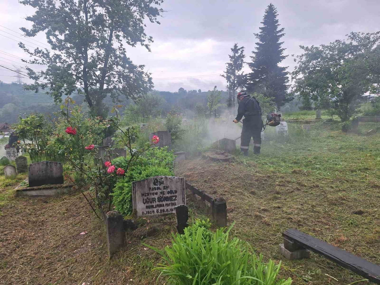 DÜZCE’NİN BOĞAZİÇİ BELDESİNDE PARK VE BAHÇELER İLE MEZARLIKLARDA EKİPLER BAYRAM ÖNCESİNDE TEMİZLİK...