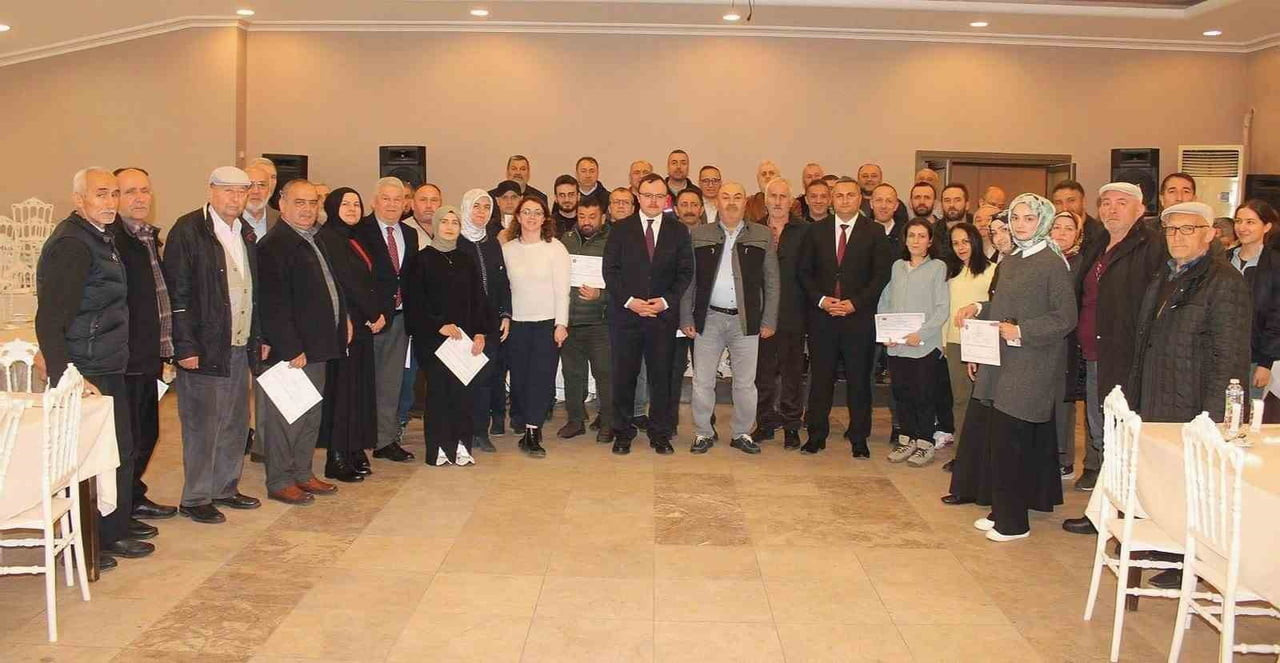 DÜZCE’NİN KAYNAŞLI İLÇESİNDE ÜRETİCİLERE YÖNELİK DÜZENLENEN ARICILIK KURSU İLE MEYVE AĞAÇLARINDA...