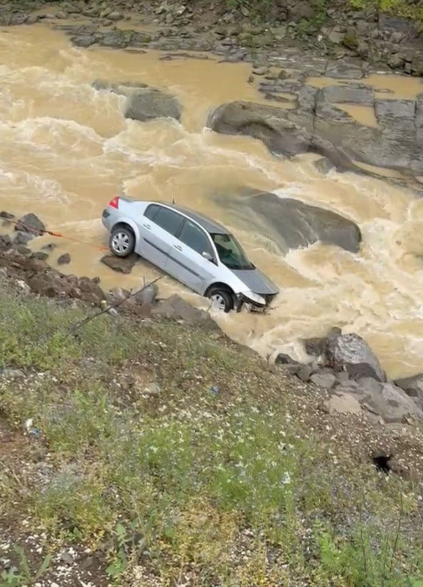 DÜZCE’NİN YIĞILCA İLÇESİNDE MEYDANA GELEN KAZADA, KONTROLDEN ÇIKAN OTOMOBİL DEREYE UÇTU. KAZADA...