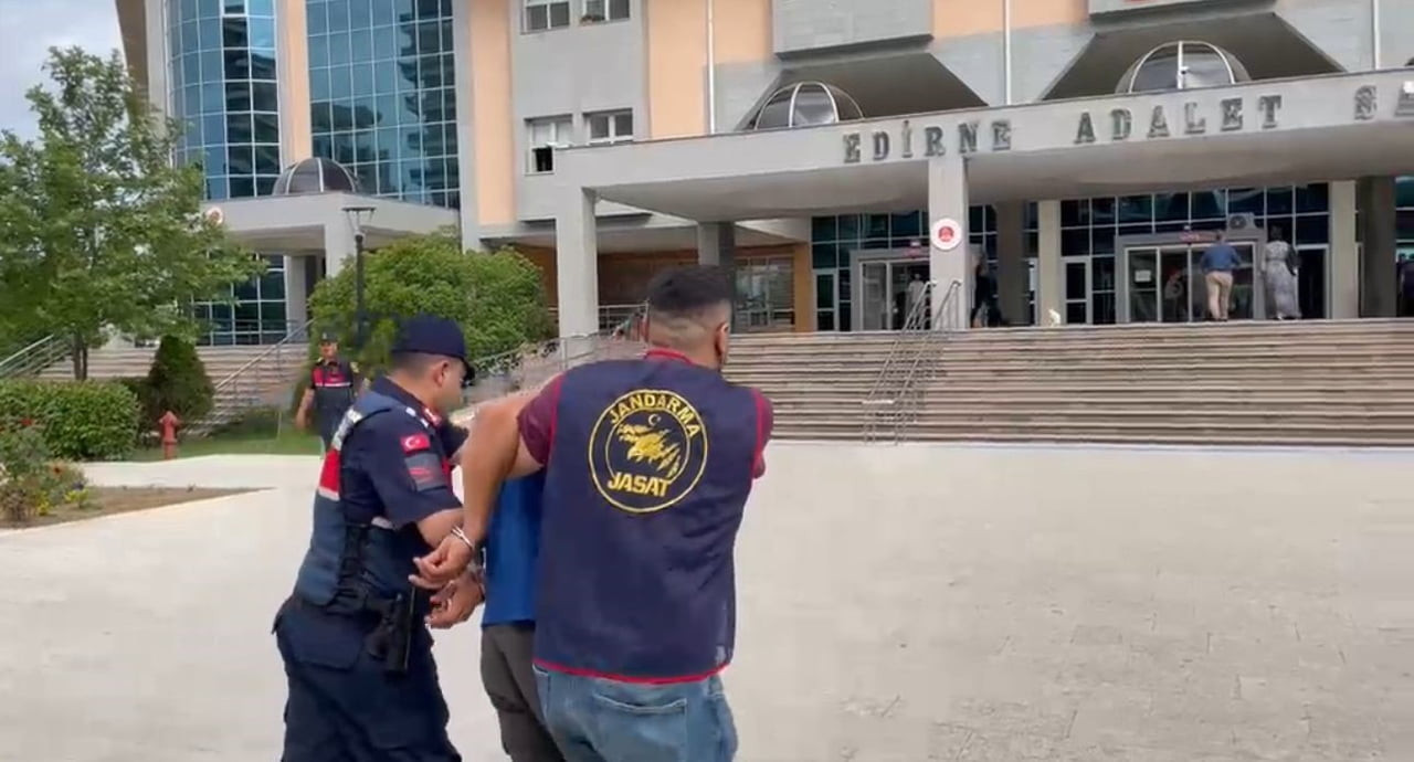 DÜZENLENEN OPERASYONLA GÖZALTINA ALINAN İ.C., SEVK EDİLDİĞİ ADLİYEDE ÇIKARILDIĞI MAHKEMECE...