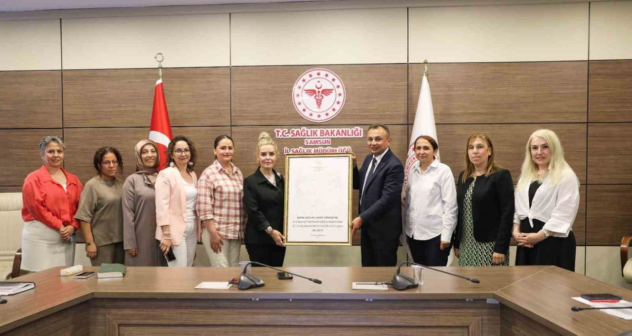 DÜZENLENEN TÖRENDE, BEBEK DOSTU UNVANINA İLİŞKİN PLAKET, SAMSUN İL SAĞLIK MÜDÜRÜ UZM. DR. MUSTAFA...