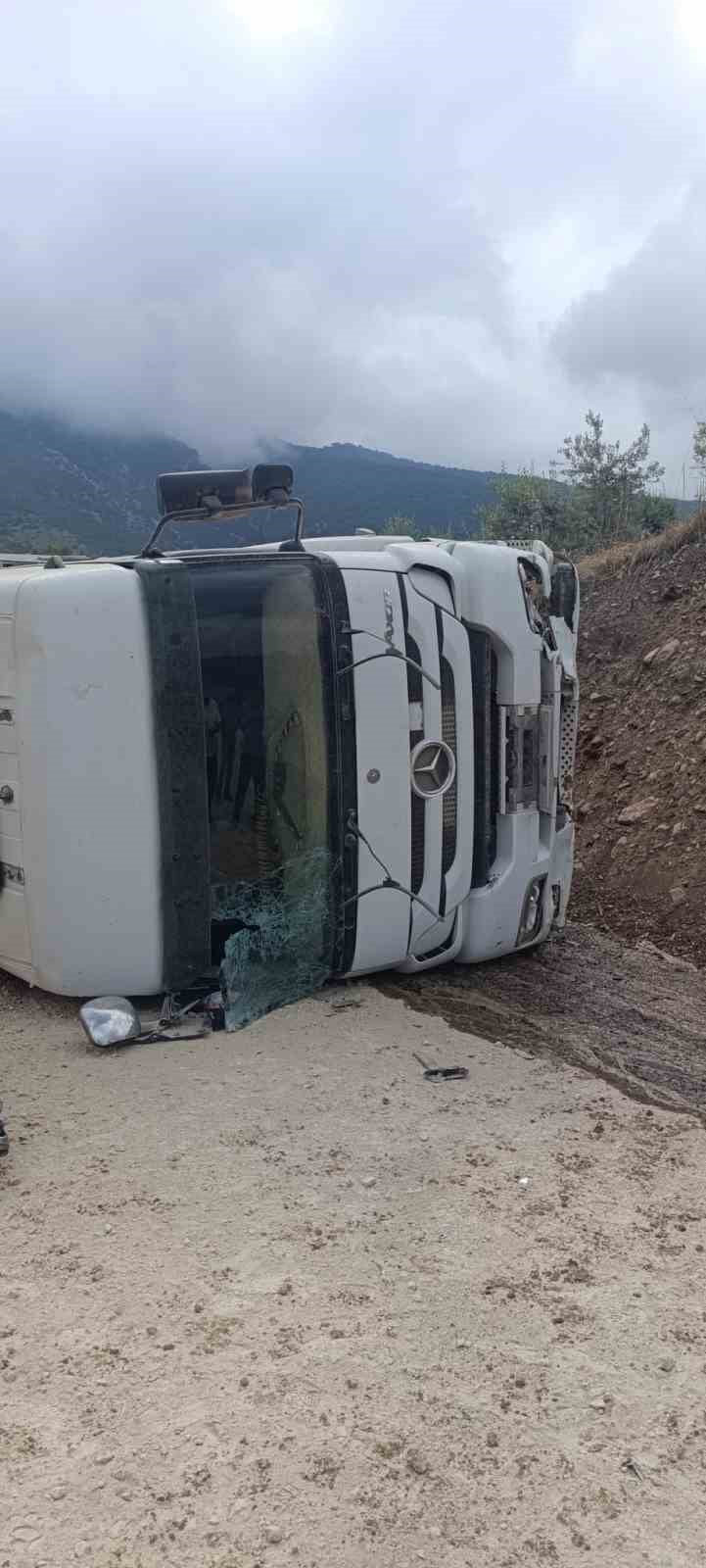 DÜZİÇİ İLÇESİNDE KONTROLDEN ÇIKAN HAFRİYAT TIRININ YOL KENARINDAKİ YAMACA ÇARPMASI SONUCU MEYDANA...