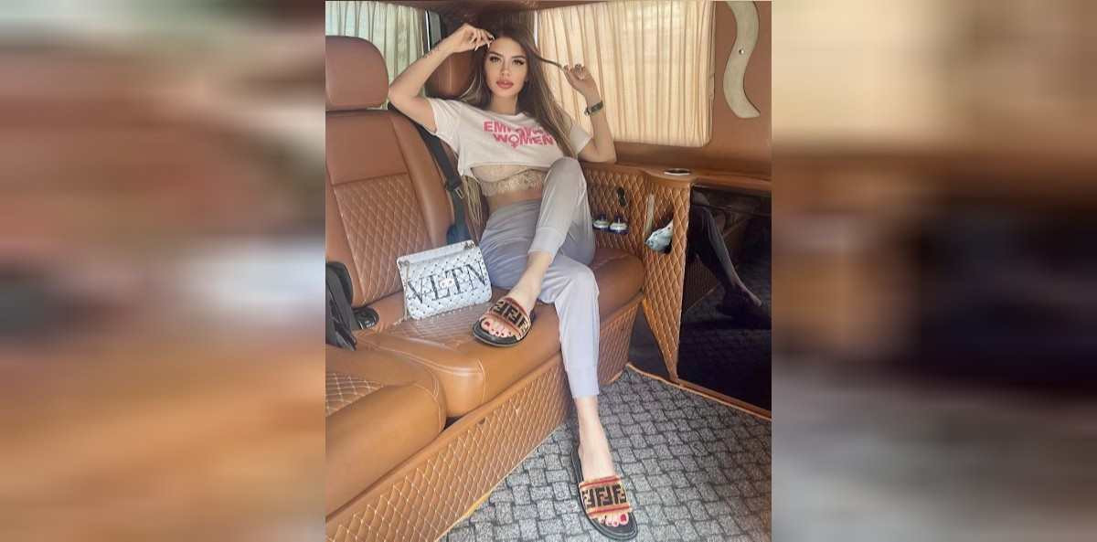 Ebru polat iç çamaşırlı pozu