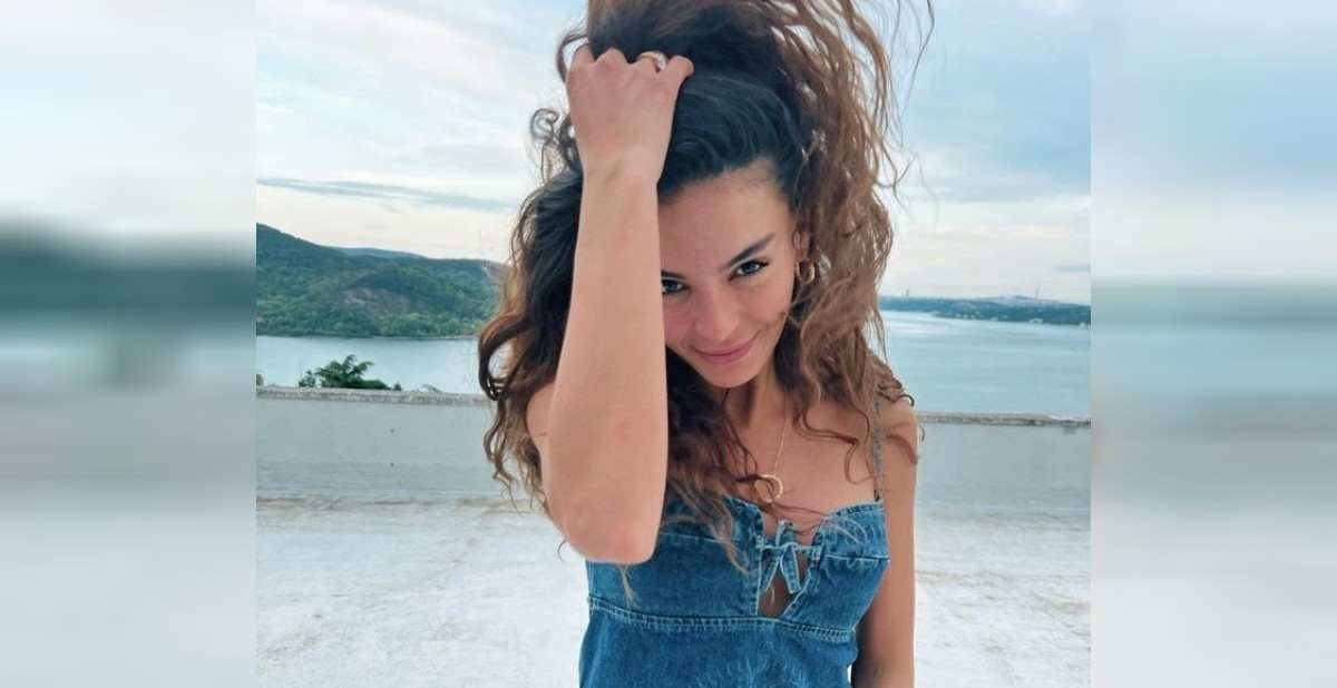 Ebru Şahin Maldivler pozu
