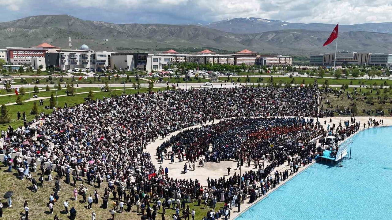 EBYÜ’DE 3 BİN 150 ÖĞRENCİ MEZUNİYET SEVİNCİ YAŞADI