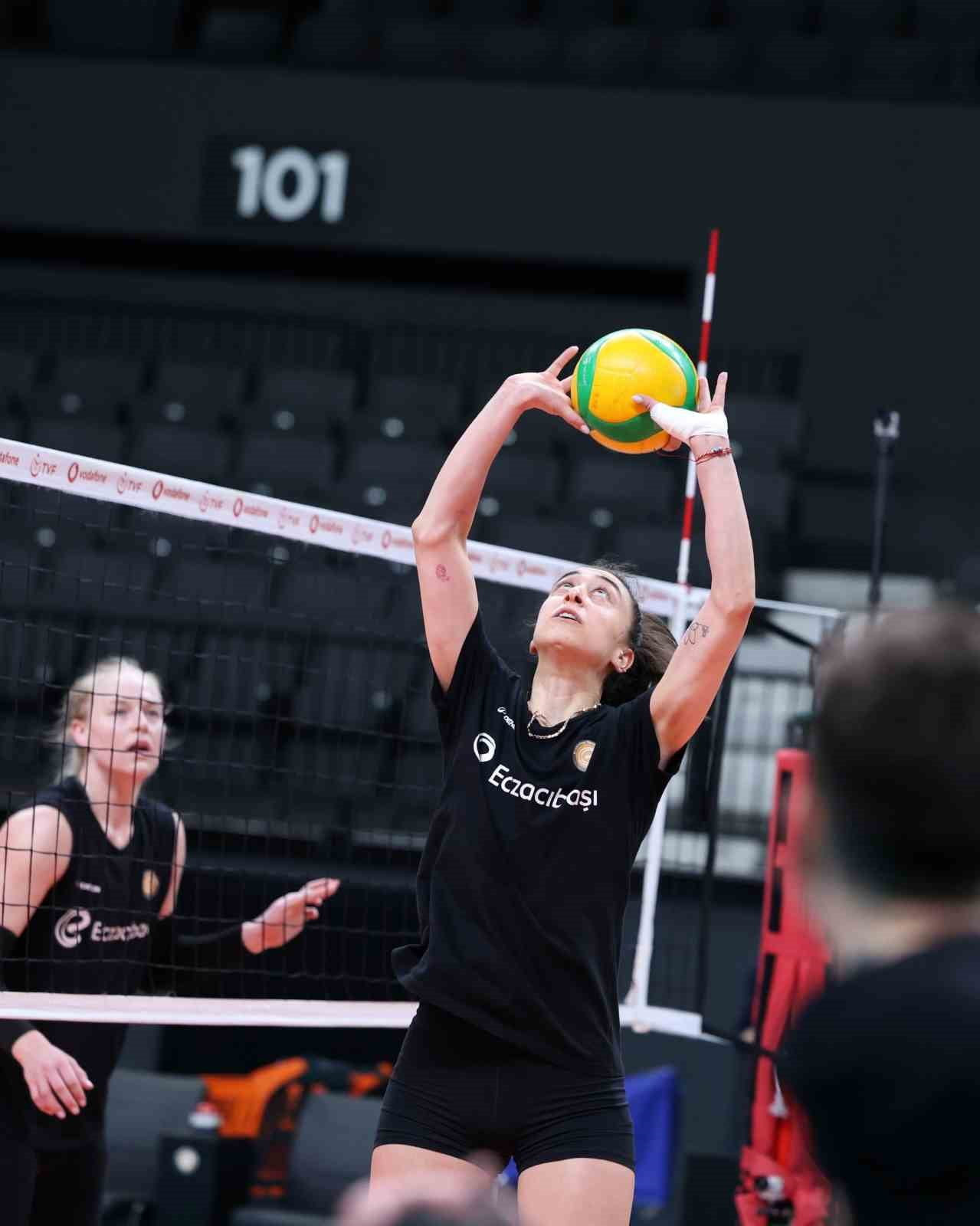 ECZACIBAŞI DYNAVİT, DÖRTLÜ FİNALDE KARŞILAŞACAĞI V.BANK MAÇININ HAZIRLIKLARINI SÜRDÜRDÜ.