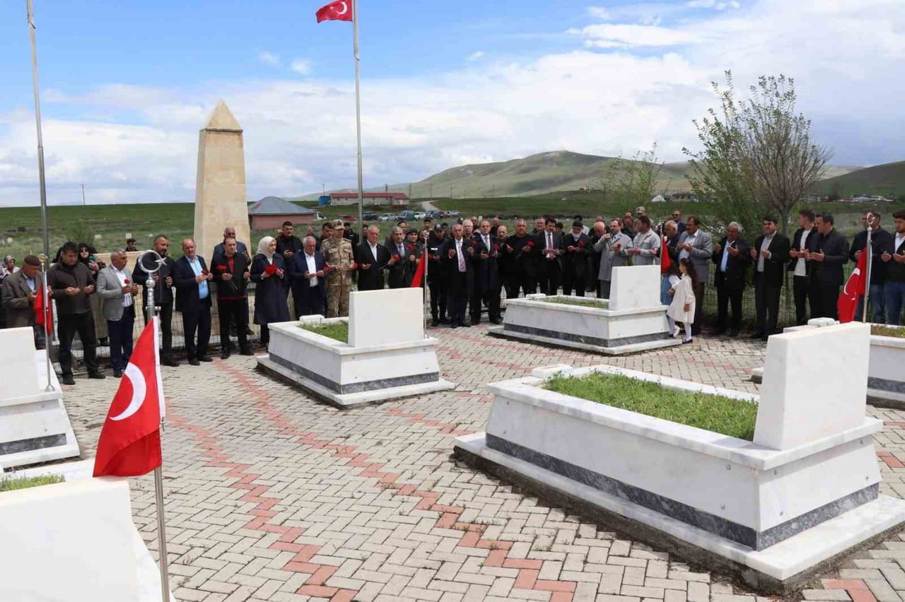 EDEBÜK ŞEHİTLERİ KABİRLERİ BAŞINDA ANILDI